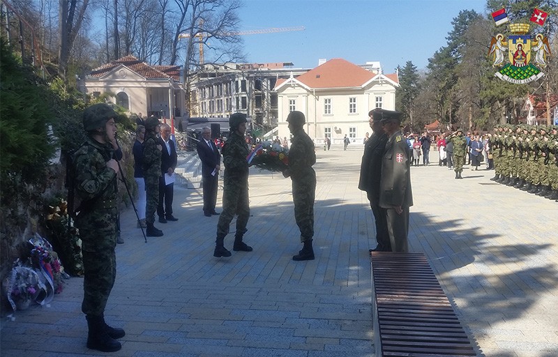 ПОНОСНО И ЕМОТИВНО ПОЛОЖЕНИ ВЕНЦИ СТРАДАЛИМ У НАТО АГРЕСИЈИ