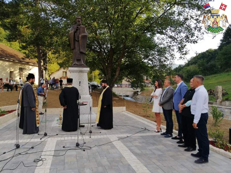 Откривен и освећен споменик Светом Сави у Грачацу