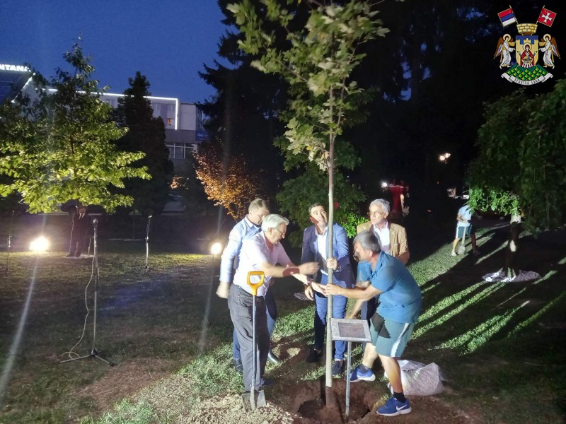 ZASAĐEN TULIPAN KAO SIMBOL TRAJANjA VIZIONARIMA BANjE NA ČELU SA MUTAVDžIĆEM 