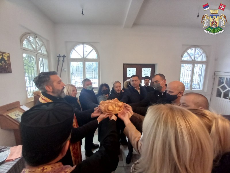 РЕЗАЊЕМ СЛАВСКОГ КОЛАЧА У ХРАМУ, ОБЕЛЕЖЕНА ШКОЛСКА СЛАВА-СВЕТИ САВА