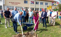 ОБЕЛЕЖЕНА ЗАВЕТНА СЛАВА ПОДУНАВАЦА И ПОЛОЖЕН КАМЕН ТЕМЕЉАЦ ЗА ИЗГРАДЊУ СПОРТСКЕ САЛЕ