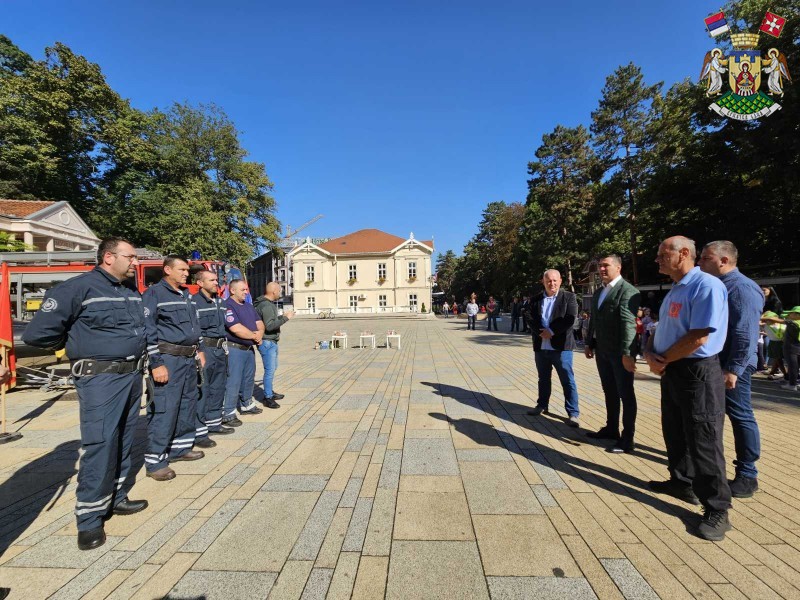 SMOTROM I POKAZNOM VEŽBOM DOBROVOLjNO VATROGASNO DRUŠTVO VRNjAČKA BANjA OBELEŽILO 10 GODINA RADA