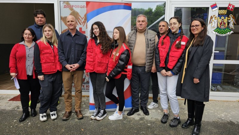 KOMPANIJA „BECHTEL ENKA” U SARADNjI SA OO CRVENOG KRSTA DONIRALA PAKETE POMOĆI ZA NAJUGROŽENIJE