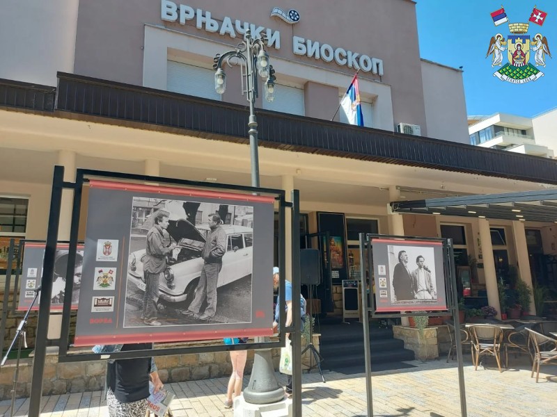 ИЗЛОЖБА ПОСВЕЋЕНА ВЕЛИМИРУ БАТИ ЖИВОЈИНОВИЋУ ОТВОРЕНА У ВРЊАЧКОЈ БАЊИ: 90 СЛИКА ПОВОДОМ 90 ГОДИНА ОД РОЂЕЊА ЛЕГЕНДАРНОГ ГЛУМЦА