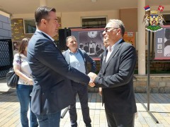 ИЗЛОЖБА ПОСВЕЋЕНА ВЕЛИМИРУ БАТИ ЖИВОЈИНОВИЋУ ОТВОРЕНА У ВРЊАЧКОЈ БАЊИ: 90 СЛИКА ПОВОДОМ 90 ГОДИНА ОД РОЂЕЊА ЛЕГЕНДАРНОГ ГЛУМЦА