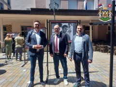 ИЗЛОЖБА ПОСВЕЋЕНА ВЕЛИМИРУ БАТИ ЖИВОЈИНОВИЋУ ОТВОРЕНА У ВРЊАЧКОЈ БАЊИ: 90 СЛИКА ПОВОДОМ 90 ГОДИНА ОД РОЂЕЊА ЛЕГЕНДАРНОГ ГЛУМЦА
