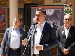 ИЗЛОЖБА ПОСВЕЋЕНА ВЕЛИМИРУ БАТИ ЖИВОЈИНОВИЋУ ОТВОРЕНА У ВРЊАЧКОЈ БАЊИ: 90 СЛИКА ПОВОДОМ 90 ГОДИНА ОД РОЂЕЊА ЛЕГЕНДАРНОГ ГЛУМЦА