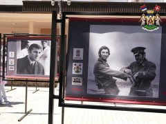 ИЗЛОЖБА ПОСВЕЋЕНА ВЕЛИМИРУ БАТИ ЖИВОЈИНОВИЋУ ОТВОРЕНА У ВРЊАЧКОЈ БАЊИ: 90 СЛИКА ПОВОДОМ 90 ГОДИНА ОД РОЂЕЊА ЛЕГЕНДАРНОГ ГЛУМЦА