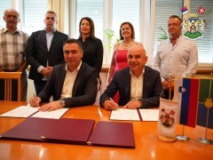 БРАТИМЉЕЊЕ: ОПШТИНЕ ВРЊАЧКА БАЊА И ШМАРЈЕШКЕ ТОПЛИЦЕ ПОТПИСАНИЦЕ СПОРАЗУМА О САРАДЊИ И ПАРТНЕРСТВУ 