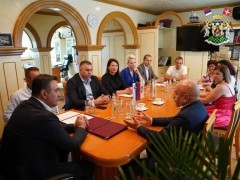 БРАТИМЉЕЊЕ: ОПШТИНЕ ВРЊАЧКА БАЊА И ШМАРЈЕШКЕ ТОПЛИЦЕ ПОТПИСАНИЦЕ СПОРАЗУМА О САРАДЊИ И ПАРТНЕРСТВУ 