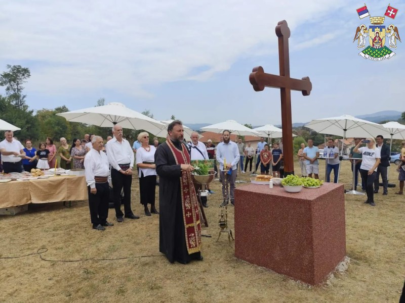 ОСВЕЋЕН КРСТ И ЗЕМЉИШТЕ ЗА ИЗГРАДЊУ ХРАМА У ПОДУНАВЦИМА