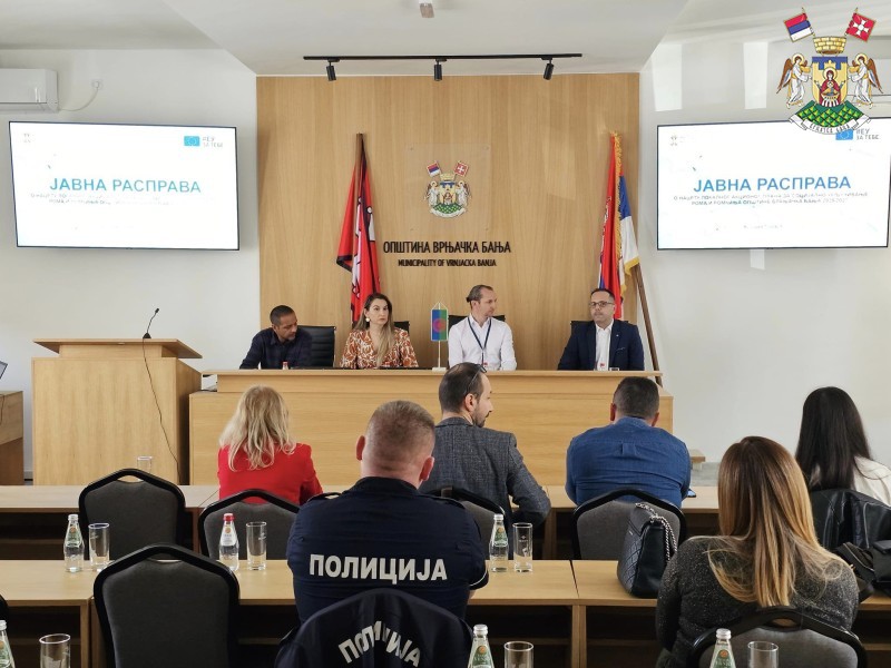 ОДРЖАНА ЈАВНА РАСПРАВА О НАЦРТУ ЛОКАЛНОГ АКЦИОНОГ ПЛАНА ЗА СОЦИЈАЛНО УКЉУЧИВАЊЕ РОМА И РОМКИЊА У ВРЊАЧКОЈ БАЊИ