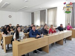 ОДРЖАНА ЈАВНА РАСПРАВА О НАЦРТУ ЛОКАЛНОГ АКЦИОНОГ ПЛАНА ЗА СОЦИЈАЛНО УКЉУЧИВАЊЕ РОМА И РОМКИЊА У ВРЊАЧКОЈ БАЊИ