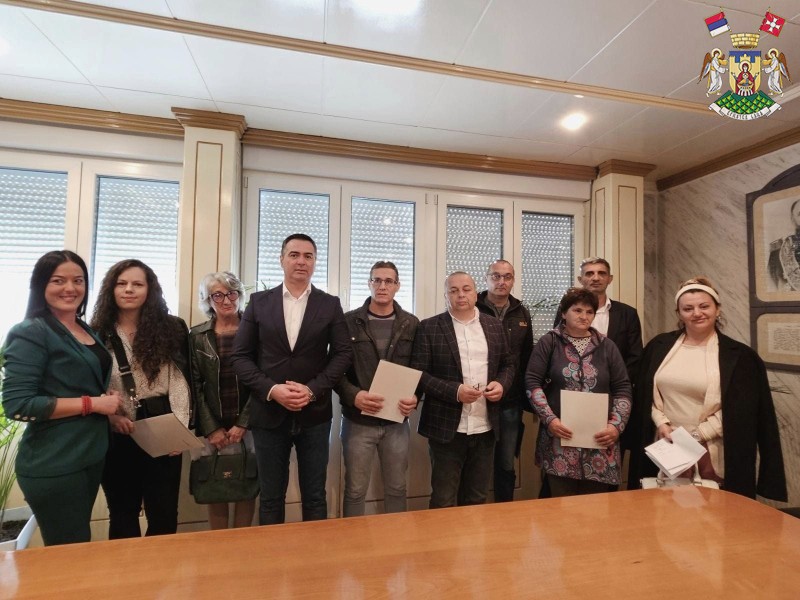 ТРИ ПОРОДИЦЕ ДОБИЛЕ УГОВОРЕ ЗА КУПОВИНУ СЕОСКИХ КУЋА СА ОКУЋНИЦОМ