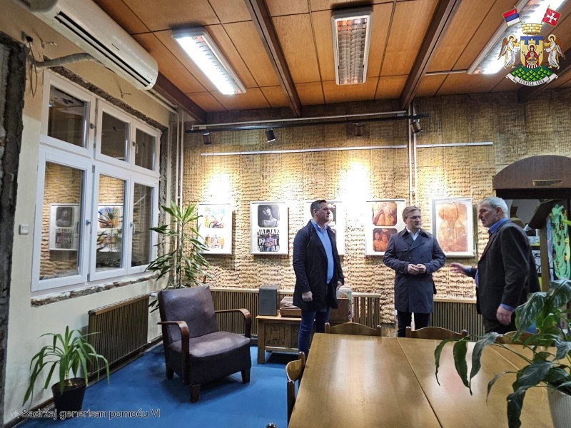 ЗАМЕНА СТОЛАРИЈЕ НА НАРОДНОЈ БИБЛИОТЕЦИ У ЗАВРШНОЈ ФАЗИ: ОБЈЕКАТ ОБИШЛИ МИНИСТАР КУЛТУРЕ И ПРЕДСЕДНИК ОПШТИНЕ 