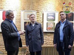 ЗАМЕНА СТОЛАРИЈЕ НА НАРОДНОЈ БИБЛИОТЕЦИ У ЗАВРШНОЈ ФАЗИ: ОБЈЕКАТ ОБИШЛИ МИНИСТАР КУЛТУРЕ И ПРЕДСЕДНИК ОПШТИНЕ 