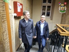 ЗАМЕНА СТОЛАРИЈЕ НА НАРОДНОЈ БИБЛИОТЕЦИ У ЗАВРШНОЈ ФАЗИ: ОБЈЕКАТ ОБИШЛИ МИНИСТАР КУЛТУРЕ И ПРЕДСЕДНИК ОПШТИНЕ 