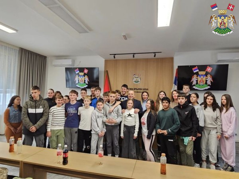 УЧЕНИЦИ ОШ „ПОПИНСКИ БОРЦИ“ ПОСЕТИЛИ ОПШТИНУ ВРЊАЧКА БАЊА