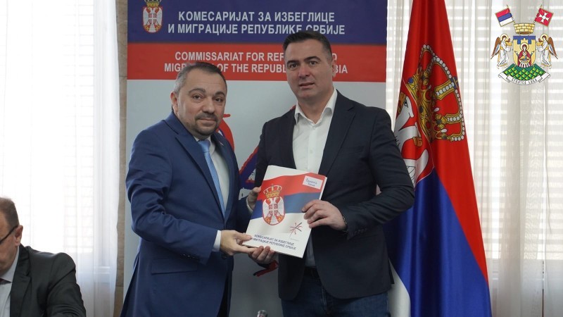 ОПШТИНИ ВРЊАЧКА БАЊА ДОДЕЉЕНИ УГОВОРИ ЗА ЗБРИЊАВАЊЕ ИЗБЕГЛИЦА И ПОБОЉШАЊЕ УСЛОВА ЖИВОТА ИНТЕРНО РАСЕЉЕНИХ 