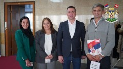 ОПШТИНИ ВРЊАЧКА БАЊА ДОДЕЉЕНИ УГОВОРИ ЗА ЗБРИЊАВАЊЕ ИЗБЕГЛИЦА И ПОБОЉШАЊЕ УСЛОВА ЖИВОТА ИНТЕРНО РАСЕЉЕНИХ 