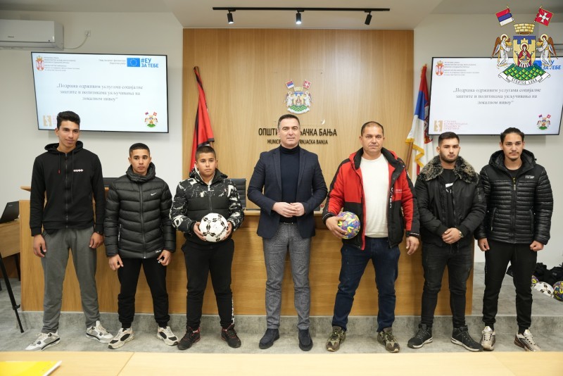 УРУЧЕНА СПОРТСКА ОПРЕМА РОМСКОМ ФУДБАЛСКОМ КЛУБУ