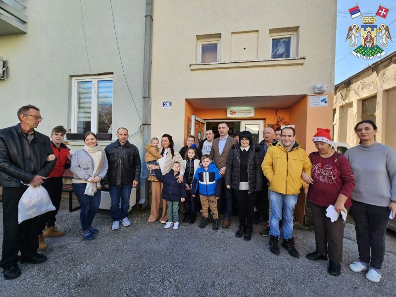 НОВОГОДИШЊИ ПАКЕТИЋИ ПОДЕЉЕНИ ЧЛАНОВИМА УРДОУР-А