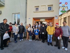 ПОДЕЉЕНИ НОВОГОДИШЊИ ПАКЕТИЋИ ЧЛАНОВИМА УРДОУР-А