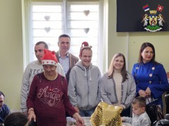 ПОДЕЉЕНИ НОВОГОДИШЊИ ПАКЕТИЋИ ЧЛАНОВИМА УРДОУР-А