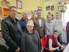 ПОДЕЉЕНИ НОВОГОДИШЊИ ПАКЕТИЋИ ЧЛАНОВИМА УРДОУР-А