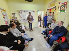 ПОДЕЉЕНИ НОВОГОДИШЊИ ПАКЕТИЋИ ЧЛАНОВИМА УРДОУР-А