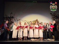 У СУСРЕТ ДАНУ ДРЖАВНОСТИ, У ВРЊАЧКОЈ БАЊИ ОРГАНИЗОВАНА ПОЗОРИШНА ПРЕДСТАВА И ТРИБИНА О СРПСКОЈ РЕВОЛУЦИЈИ