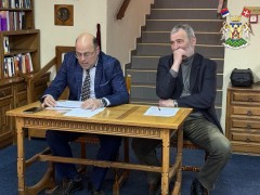 У СУСРЕТ ДАНУ ДРЖАВНОСТИ, У ВРЊАЧКОЈ БАЊИ ОРГАНИЗОВАНА ПОЗОРИШНА ПРЕДСТАВА И ТРИБИНА О СРПСКОЈ РЕВОЛУЦИЈИ