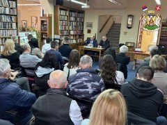 У СУСРЕТ ДАНУ ДРЖАВНОСТИ, У ВРЊАЧКОЈ БАЊИ ОРГАНИЗОВАНА ПОЗОРИШНА ПРЕДСТАВА И ТРИБИНА О СРПСКОЈ РЕВОЛУЦИЈИ