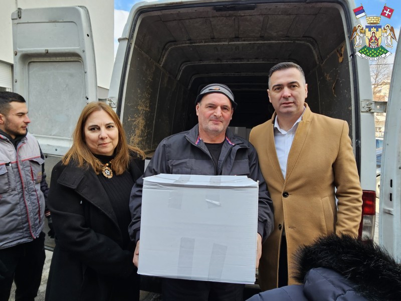 ПОДЕЉЕНИ ПАКЕТИ ХРАНЕ НАЈУГРОЖЕНИЈИМ ПОРОДИЦАМА ИЗБЕГЛИЦА И ИНТЕРНО РАСЕЉЕНИХ ЛИЦА У ВРЊАЧКОЈ БАЊИ