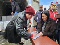 ПОДЕЉЕНИ ПАКЕТИ ХРАНЕ НАЈУГРОЖЕНИЈИМ ПОРОДИЦАМА ИЗБЕГЛИЦА И ИНТЕРНО РАСЕЉЕНИХ ЛИЦА У ВРЊАЧКОЈ БАЊИ