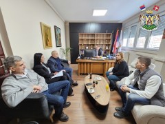ПОДЕЉЕНИ ПАКЕТИ ХРАНЕ НАЈУГРОЖЕНИЈИМ ПОРОДИЦАМА ИЗБЕГЛИЦА И ИНТЕРНО РАСЕЉЕНИХ ЛИЦА У ВРЊАЧКОЈ БАЊИ