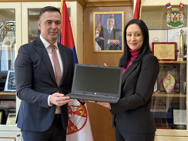 МОДЕРНИЗАЦИЈА ЛОКАЛНЕ АДМИНИСТРАЦИЈЕ У ВРЊАЧКОЈ БАЊИ- МИНИСТАРКА ЖАРИЋ КОВАЧЕВИЋ УРУЧИЛА ЛАПТОПОВЕ ОПШТИНИ