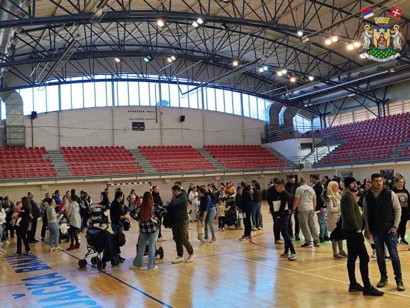 ПОДЕЛА ДЕЧИЈИХ АУТО-СЕДИШТА ЗА 200 МАЛИШАНА 