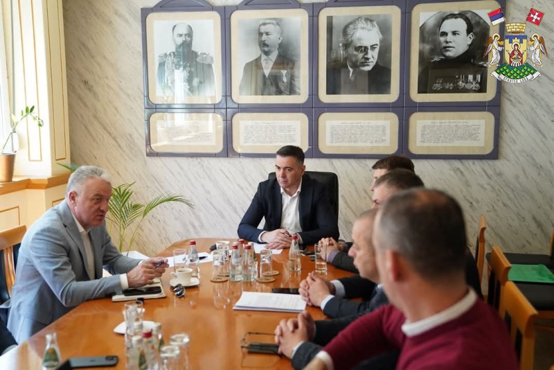 ODRŽAN SASTANAK RUKOVODSTVA OPŠTINE VRNjAČKA BANjA I DRŽAVNOG SEKRETARA O VAŽNIM INFRASTRUKTURNIM PROJEKTIMA