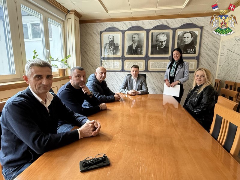 ПОТПИСАН УГОВОР ЗА ДОДЕЛУ СРЕДСТАВА ЗА КУПОВИНУ СЕОСКЕ КУЋЕ СА ОКУЋНИЦОМ