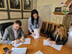 ПОТПИСАН УГОВОР ЗА ДОДЕЛУ СРЕДСТАВА ЗА КУПОВИНУ СЕОСКЕ КУЋЕ СА ОКУЋНИЦОМ