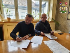 ПОТПИСАН УГОВОР ЗА ДОДЕЛУ СРЕДСТАВА ЗА КУПОВИНУ СЕОСКЕ КУЋЕ СА ОКУЋНИЦОМ