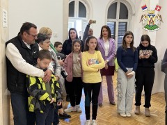 ОТВОРЕНА ИЗЛОЖБА ПОБЕДНИЧКИХ РАДОВА НА ЛИКОВНОМ КОНКУРСУ „БИТИ РОМ“ 