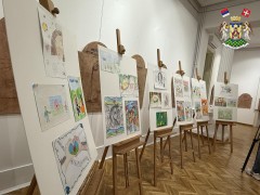 ОТВОРЕНА ИЗЛОЖБА ПОБЕДНИЧКИХ РАДОВА НА ЛИКОВНОМ КОНКУРСУ „БИТИ РОМ“ 