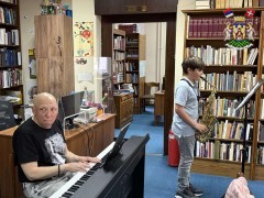 КАДА СЕ НОТЕ ПРЕТВОРЕ У БОЈЕ: ВРЊАЧКИ УЧЕНИЦИ СТВАРАЛИ У ОКВИРУ ПРОЈЕКТА „ЕЛАН КА ПОВЕЗИВАЊУ“