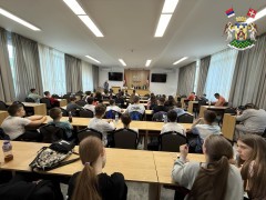 УЧЕНИЦИ ШЕСТОГ РАЗРЕДА ОШ „ПОПИНСКИ БОРЦИ“ НА ЧАСУ ГРАЂАНСКОГ ВАСПИТАЊА У ОПШТИНИ ВРЊАЧКА БАЊА
