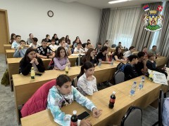 УЧЕНИЦИ ШЕСТОГ РАЗРЕДА ОШ „ПОПИНСКИ БОРЦИ“ НА ЧАСУ ГРАЂАНСКОГ ВАСПИТАЊА У ОПШТИНИ ВРЊАЧКА БАЊА