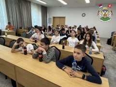 УЧЕНИЦИ ШЕСТОГ РАЗРЕДА ОШ „ПОПИНСКИ БОРЦИ“ НА ЧАСУ ГРАЂАНСКОГ ВАСПИТАЊА У ОПШТИНИ ВРЊАЧКА БАЊА