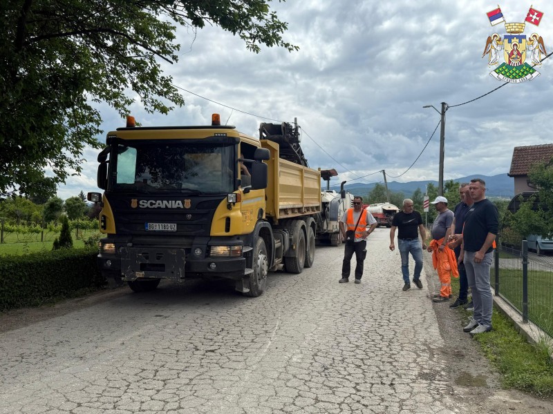 ПОЧЕЛА ПОТПУНА РЕКОНСТРУКЦИЈА ПУТА У СЕЛУ ВРЊЦИ