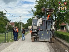ПОЧЕЛА ПОТПУНА РЕКОНСТРУКЦИЈА ПУТА У СЕЛУ ВРЊЦИ